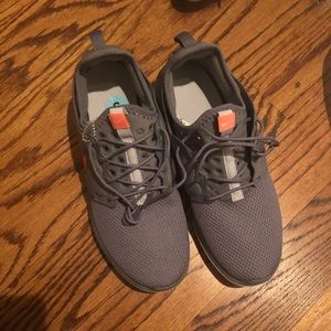 New! Roshes size 6Y or 7.5 Women